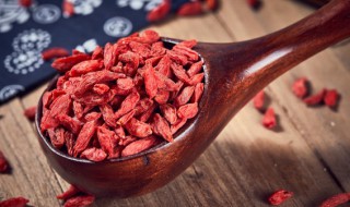 黑枸杞可以和红枸杞一起泡水喝吗 红枸杞与黑枸杞可以一起泡水喝吗