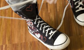 劳保鞋怎样穿不痛脚（劳保鞋穿的脚痛有啥办法）