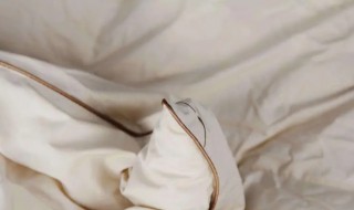 早上起来被子上面湿的是什么原因（早晨醒来被子上面湿的是什么原因）