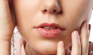 为什么嘴唇会脱皮 为什么嘴唇会脱皮是怎么原因造成的