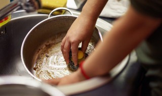 铁锅怎么除锈（生锈的铁锅怎么除锈）