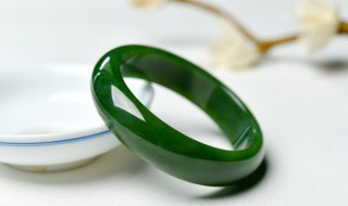 深绿色翡翠手镯 深绿色翡翠手镯好吗