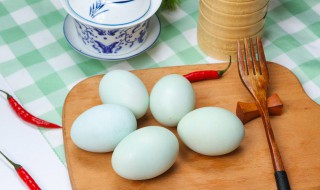 煮熟的咸鸭蛋在冰箱里能存放多久 煮熟的咸鸭蛋放在冰箱里面可以存放多久