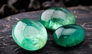 翡翠绿中带黄好不好 绿翡翠带黄翡好吗