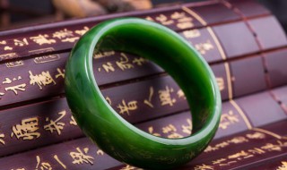 墨绿翡翠手镯（墨绿翡翠手镯值钱吗）