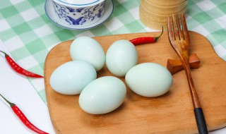 烤鸭蛋是直接剥皮吃吗 鸭蛋怎么剥皮