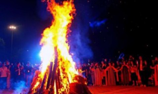 篝火晚会起源于哪个民族（篝火晚会是哪个族的节日）