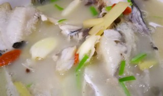 炖鮥鱼是凉水还是开水能炖出白汤（炖鱼出白汤是冷水还是开水）