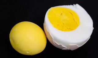 鸡蛋的蛋黄煮熟后为什么变黑 鸡蛋煮完蛋黄变黑是什么