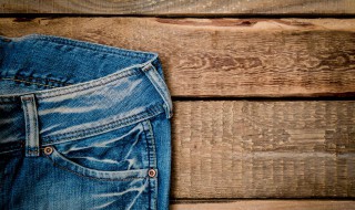 牛仔裤第一次洗怎么不褪色（第一次洗牛仔裤怎么样才不褪色）