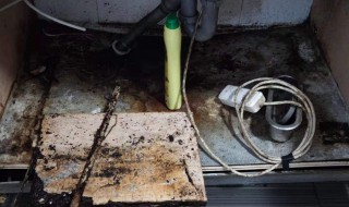空调水槽漏水怎么处理（空调导水槽损坏漏水）