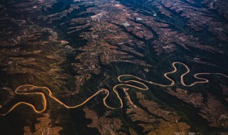 南美洲河流大多流向什么方向（南美洲河流大多流向什么方向和东南方向）
