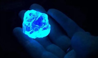 钻石荧光等级 钻石荧光等级划分strong blue