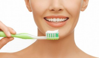 刷牙时牙膏是否量越多越好 每次刷牙的牙膏用量