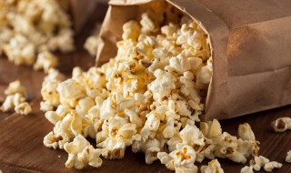 为什么看电影要吃爆米花 为什么看电影要吃爆米花,薯条和可乐?