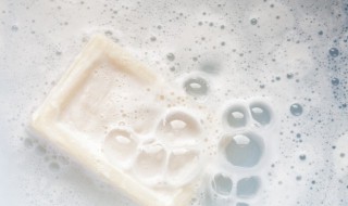 为什么肥皂泡上有流动的彩色斑纹 请解释肥皂泡表面看到彩色条纹的原因