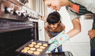 家用烤箱做饼干的方法 家庭用烤箱做饼干的简单方法