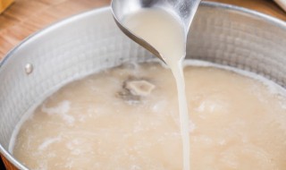 如何用猪骨熬一锅奶白的高汤 猪骨高汤怎么样能熬白