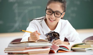 为什么西方人在葬礼上都要穿黑色（葬礼穿黑还是白）