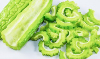 苦瓜怎么炒会翠绿又熟了（炒苦瓜怎么才能翠绿色）