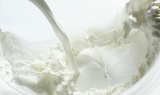 鲜牛奶凝固了怎么回事（鲜牛奶加热后凝固怎么回事）