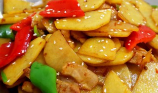 肉炒油炸土豆片圆菜青椒西红柿的做法