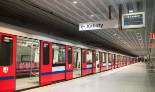 乘坐地铁可以吃棒棒糖吗 地铁上能带棒球棒吗