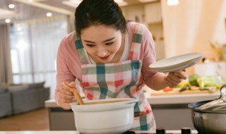 三黄鸡和什么一起煲汤好（三黄鸡煲什么汤好吃）