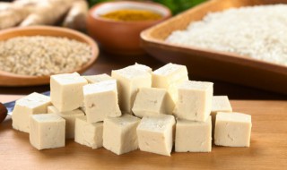 酸笋鱼头豆腐汤怎么煮（鱼头豆腐酸笋汤的做法窍门）