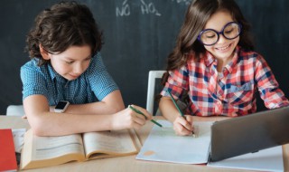 郑人买履告诉我们什么（郑人买履告诉我们什么道理 最佳答案）