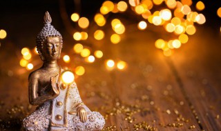 家里的佛塔里放什么东西（佛塔在家里如何摆放）