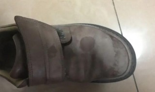 磨砂皮鞋上的油渍怎么去除（磨砂皮鞋上面的油渍怎么清洗）