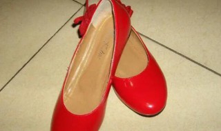 红色皮鞋上的油渍怎么去除 大红色皮鞋上的油渍怎么去除