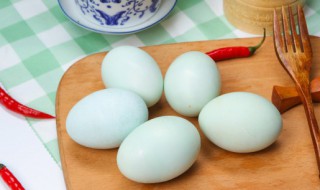 生的咸鸭蛋黄怎么做又简单又好吃（生的咸鸭蛋黄怎么做又简单又好吃呢）