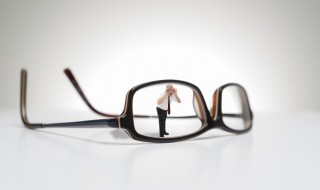 佩戴眼镜的正确方法 佩戴眼镜的正确方法的图片