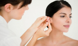 打耳洞的针是什么材质 刚打耳洞用的耳钉是什么材质