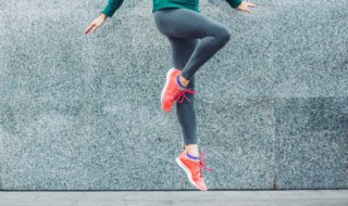 黑色金丝绒运动服配什么颜色的鞋（黑色金丝绒运动服配什么颜色的鞋好看）