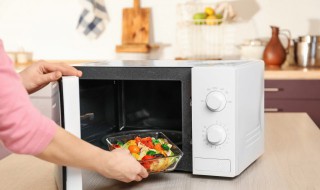 烤箱专用模具可以放微波炉吗 能进微波炉的餐具可以进烤箱吗