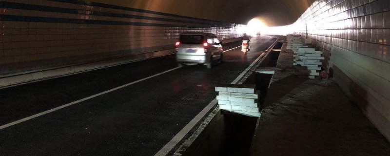 车辆驶入双向行驶隧道前,应开启什么灯