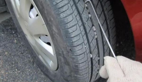 轮胎表面有细小裂纹还能使用吗