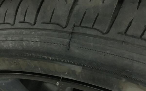 轮胎侧壁一圈有龟裂小裂纹