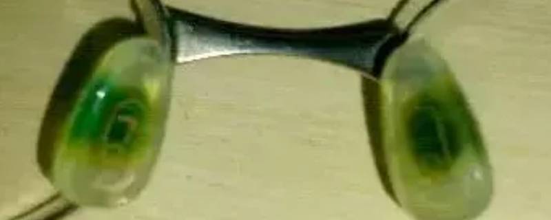 眼镜有铜绿要换镜架吗（金属眼镜架上的铜绿是怎么回事）