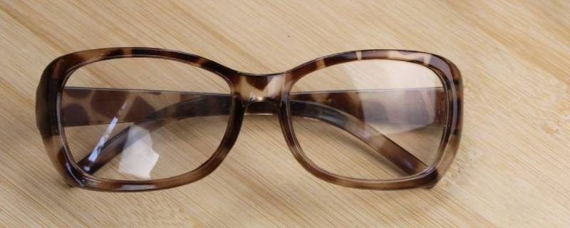 眼镜模糊怎么清洗（眼镜模糊怎么清洗修复）