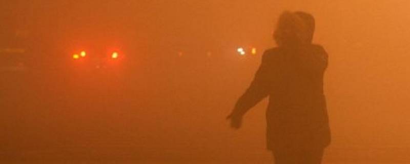 大雾中行走怎样避免危险（人在大雾中行走很危险,怎样才能避免发生危险呢?）
