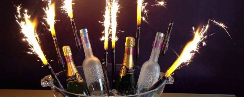 烟花蜡烛怎么点燃（烟花蜡烛怎么点燃图解）