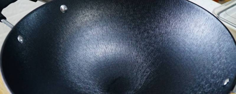 铁锅怎么清洗（开好的铁锅怎么清洗）