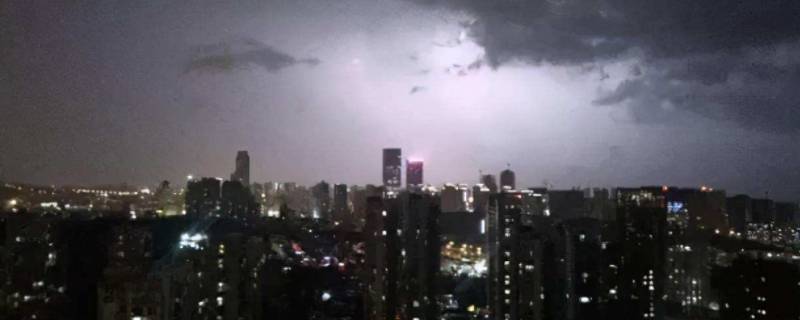 地震前为什么会闪光（地震前天上闪光）