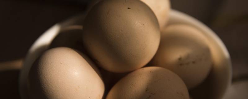蒸蛋防止鸡蛋炸裂的方法（蒸鸡蛋怎么防止炸裂）