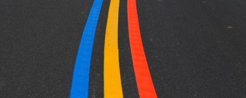 路中间三条线红黄蓝是什么意思 道路中间为什么会有三根线,红黄蓝