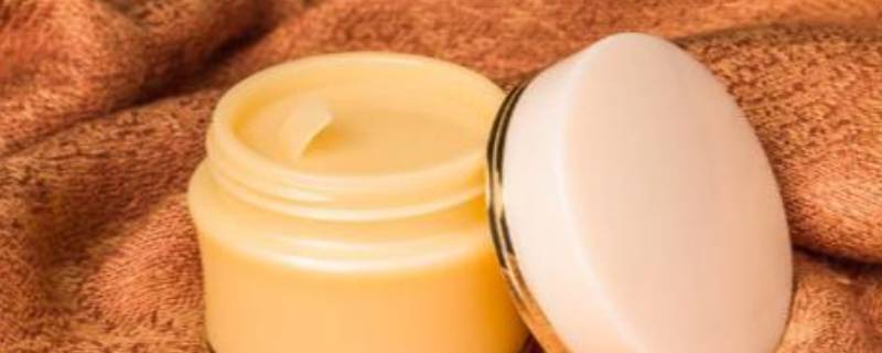 凡士林的用途（脚上涂凡士林的用途）